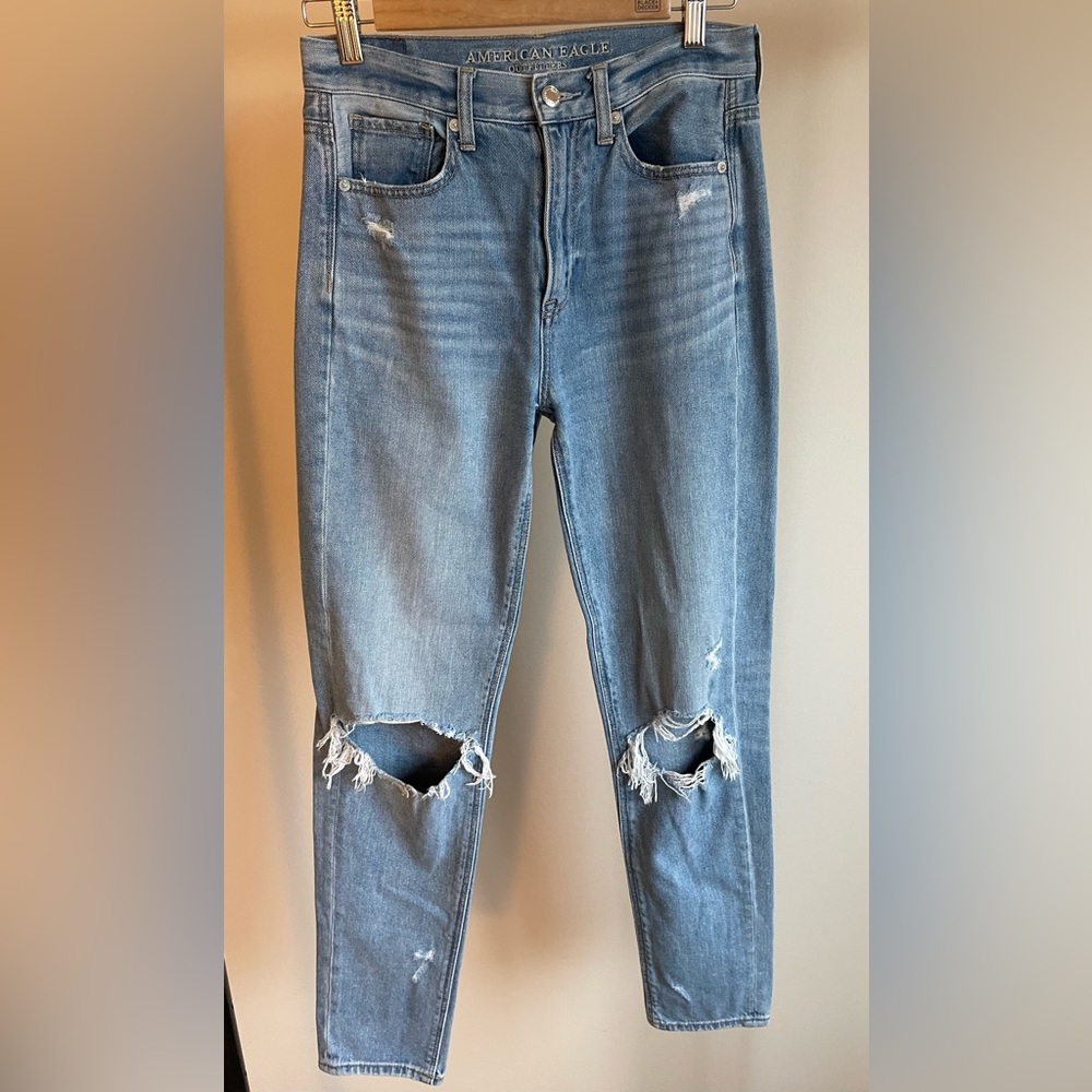 American Eagle Outfitters Ripped Mom Jeans 2L